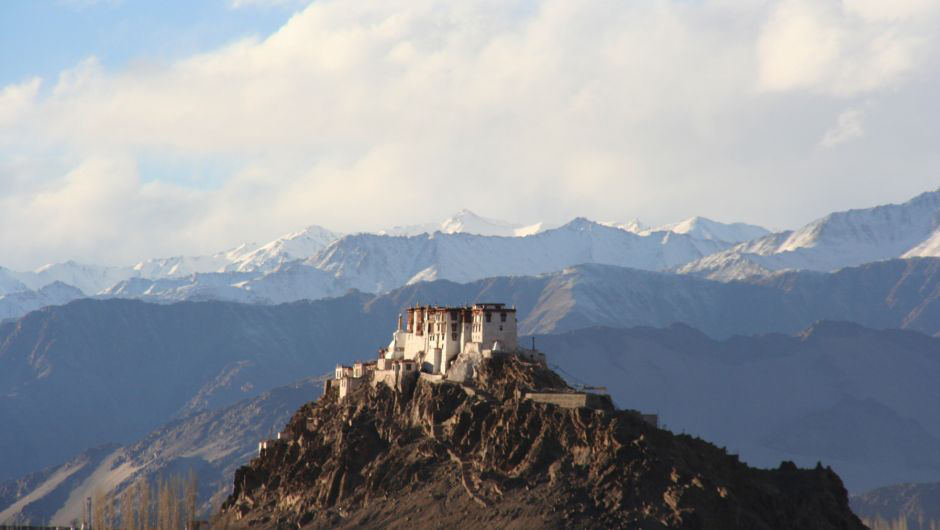 Zur ARTE-Sendung 360° - Die Geo-Reportage: Eishockey, Mädchentraum im Himalaya 13: Ladakh gehört zwar zu Indien, ist aber buddhistisch geprägt. Klöster auf den Bergrücken bestimmen das Bild von Ladakh. © Medienkontor/Stefan Richts Foto: ARTE Honorarfreie Verwendung nur im Zusammenhang mit genannter Sendung und bei folgender Nennung "Bild: Sendeanstalt/Copyright". Andere Verwendungen nur nach vorheriger Absprache: ARTE-Bildredaktion, Silke Wölk Tel.: +33 3 881 422 25, E-Mail: bildredaktion@arte.tv