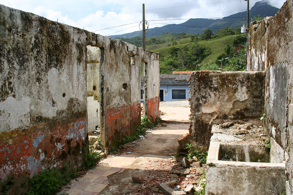 zerstoerteshauskolumbien2